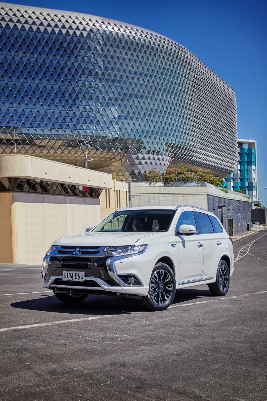 Mitsubishi Outlander PHEV 2017 года  (AU) (фото 24 из 35)